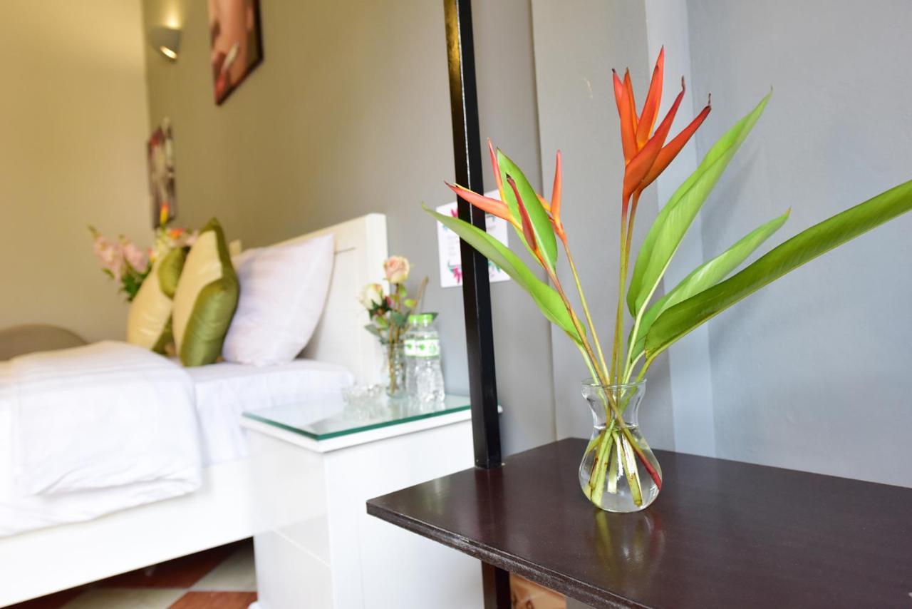 Royal House Hotel Hanoi Buitenkant foto